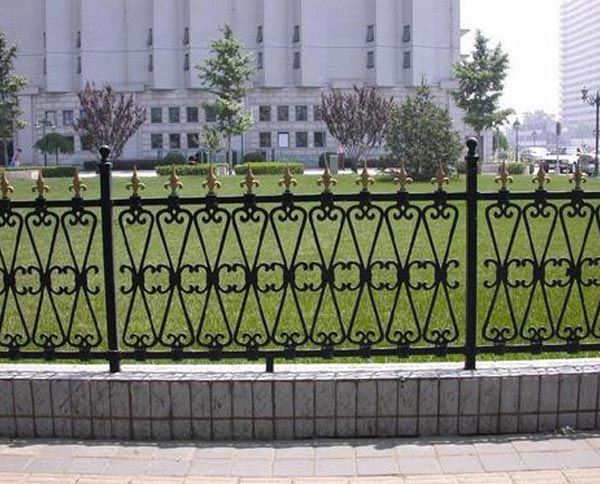 日常如何維護(hù)鐵藝護(hù)欄?讓其使用時(shí)間長？